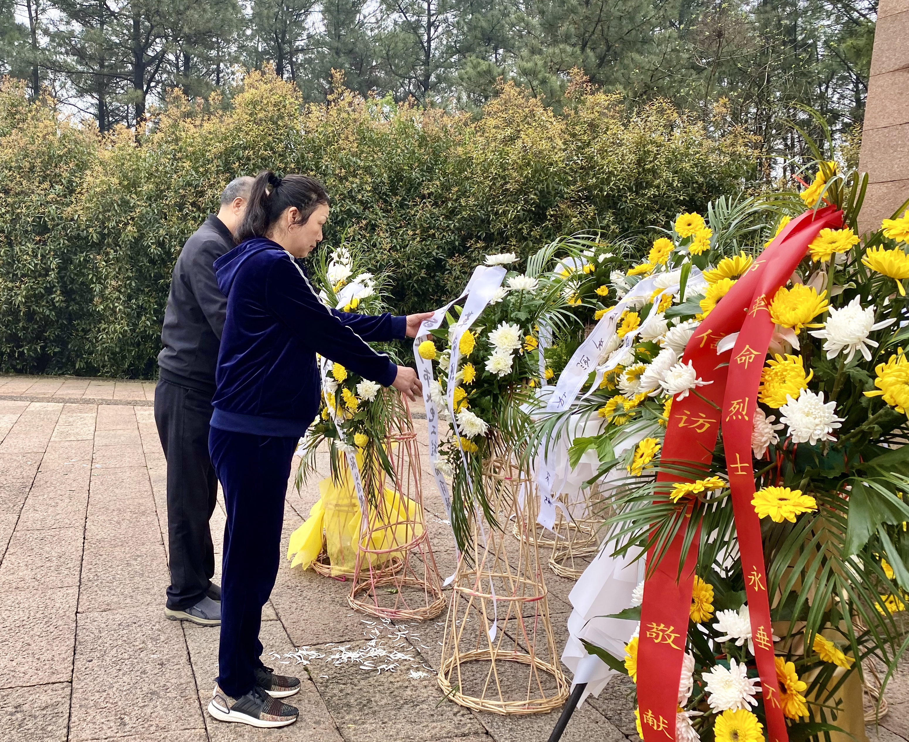 公司開(kāi)展清明節(jié)烈士陵園祭掃活動(dòng)(圖3)