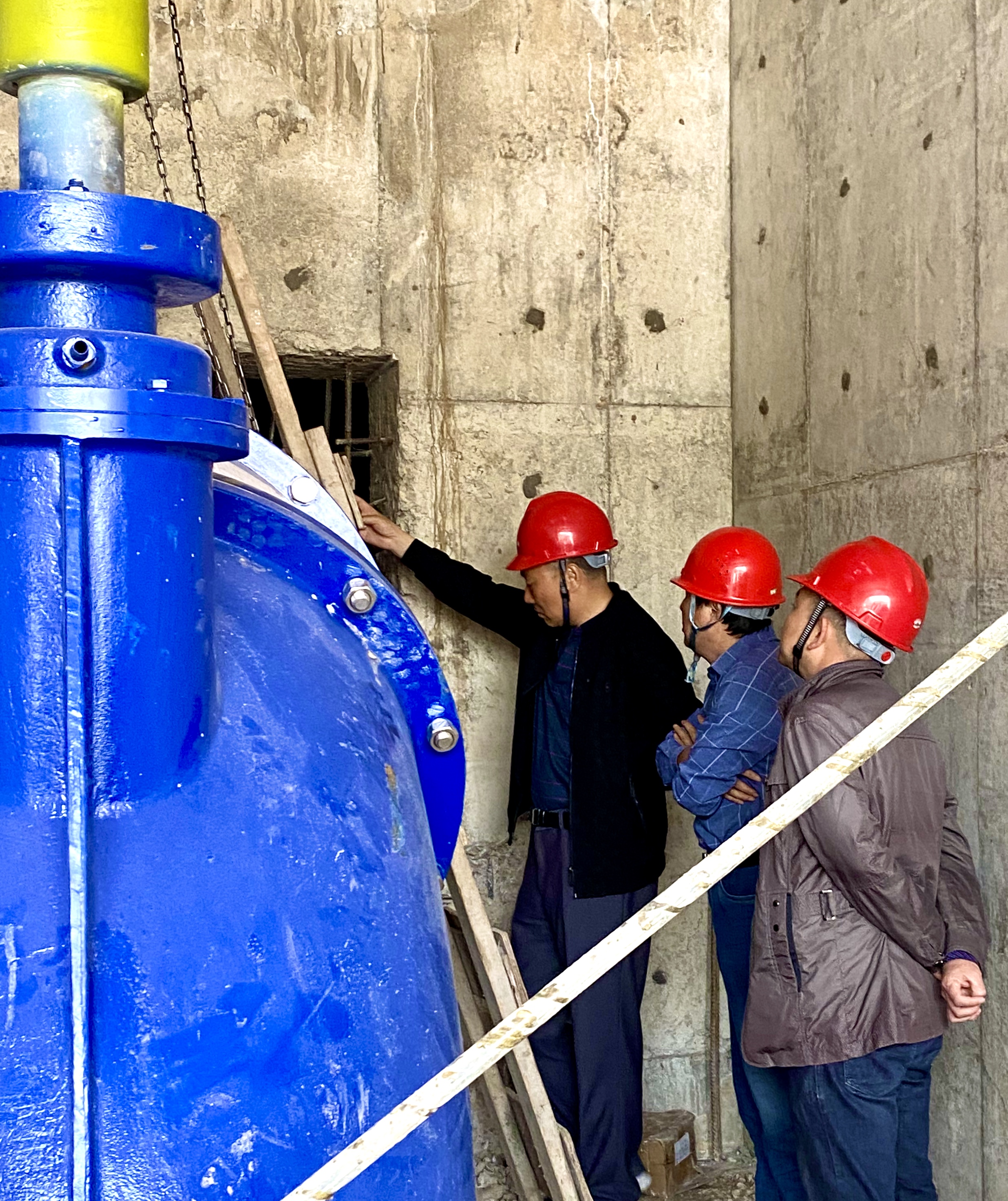 公司領(lǐng)導(dǎo)赴項目部進行汛前安全檢查(圖2) 公司領(lǐng)導(dǎo)赴項目部進行汛前安全檢查(圖2)